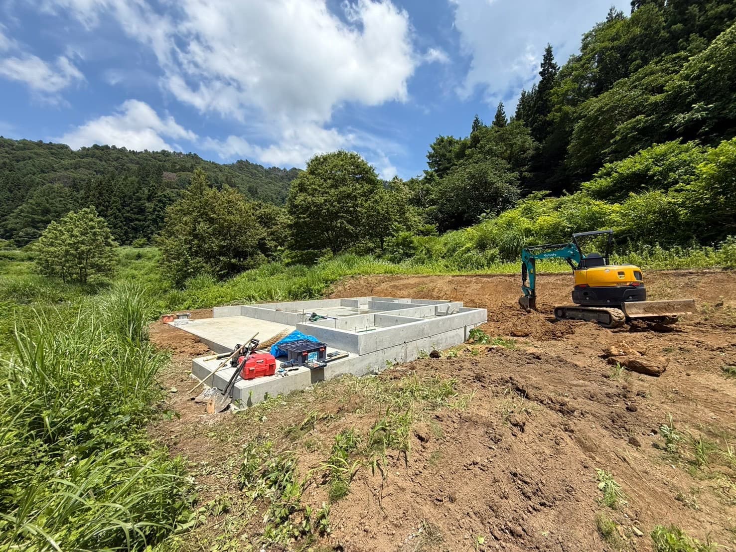 緑に囲まれた敷地に完成したキャビンの基礎