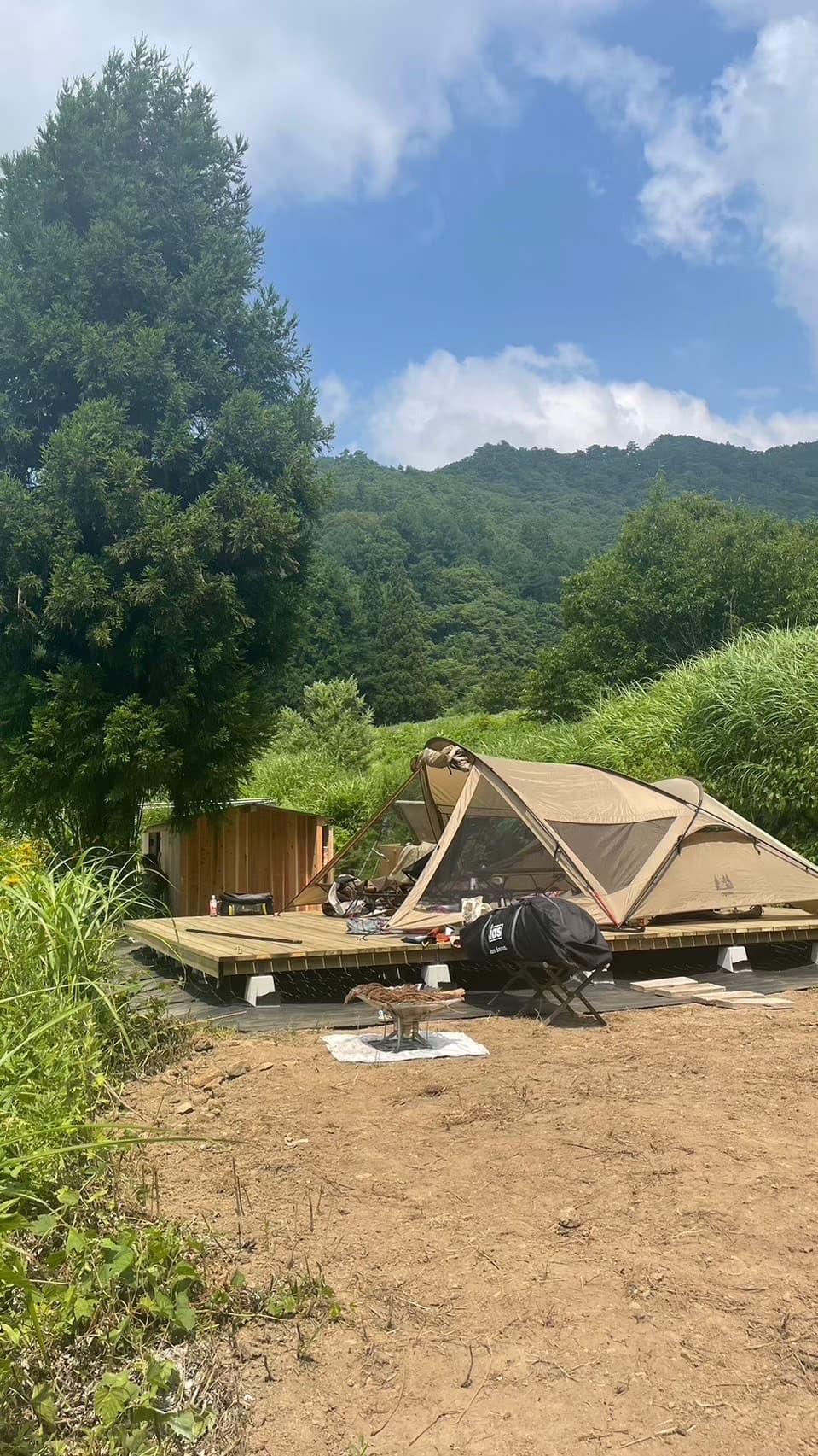 木のテラスの上に張ったキャンプ用テント