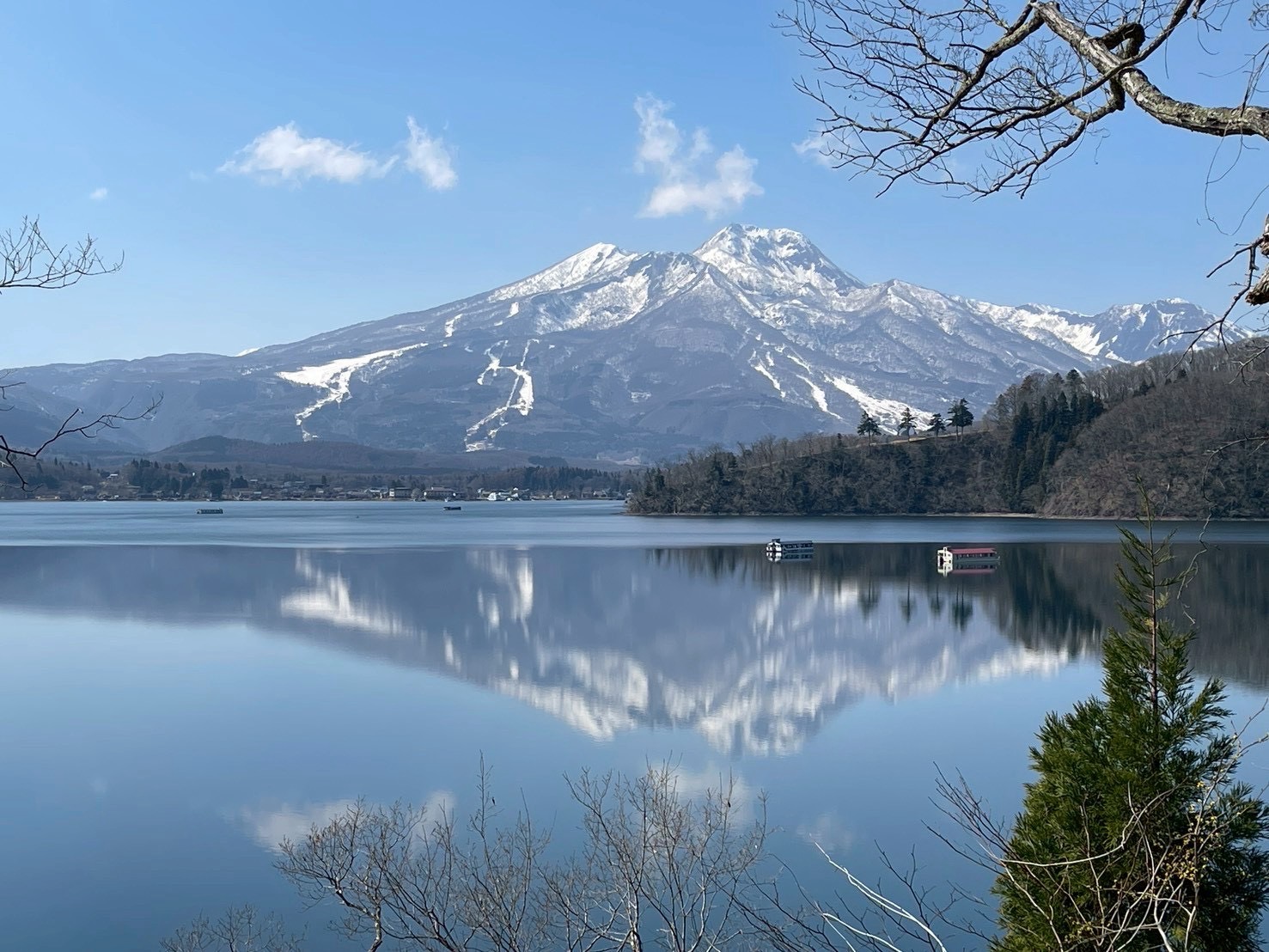 野尻湖の湖面に映る雪山