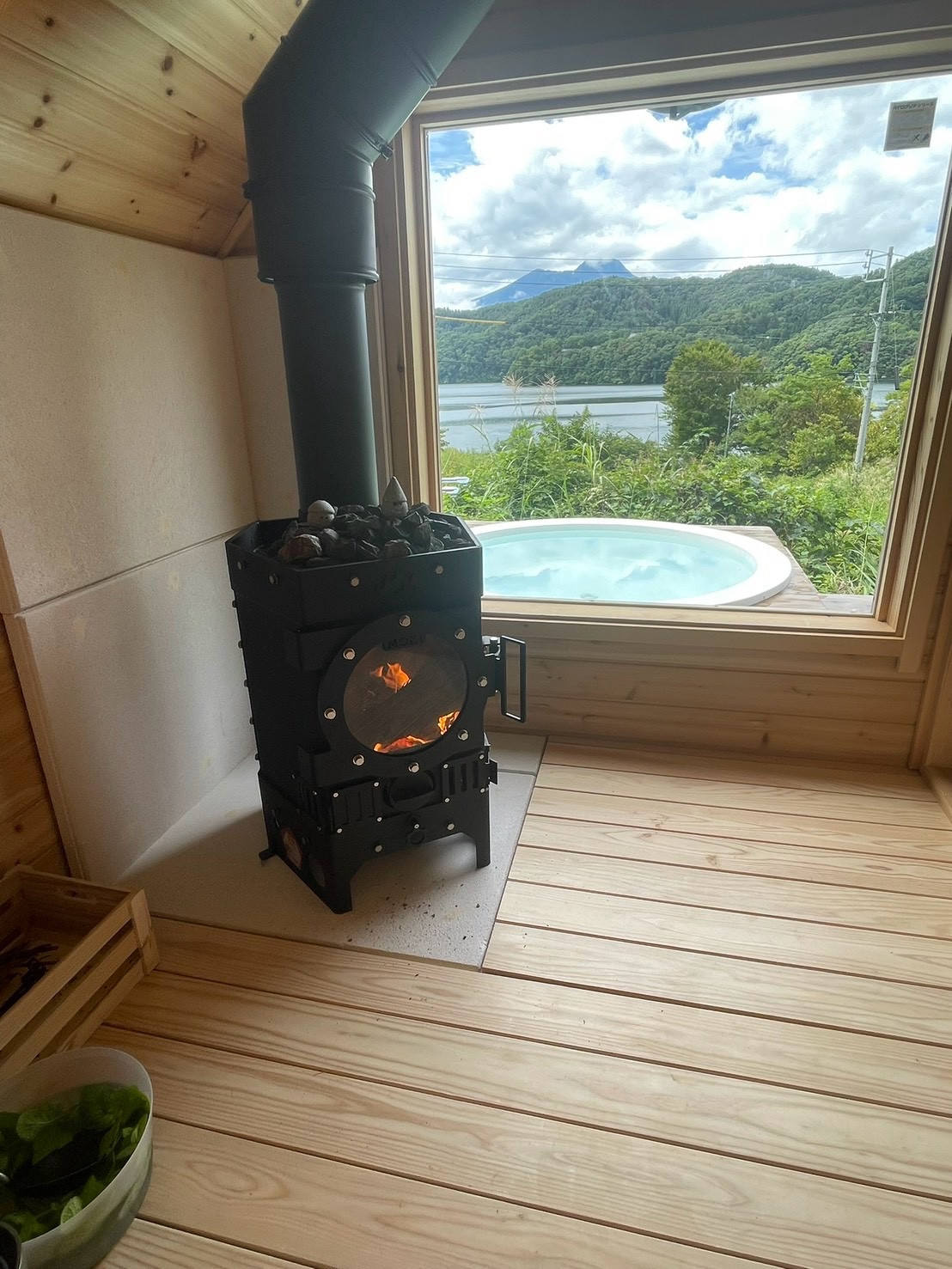 湖を眺める薪サウナと水風呂