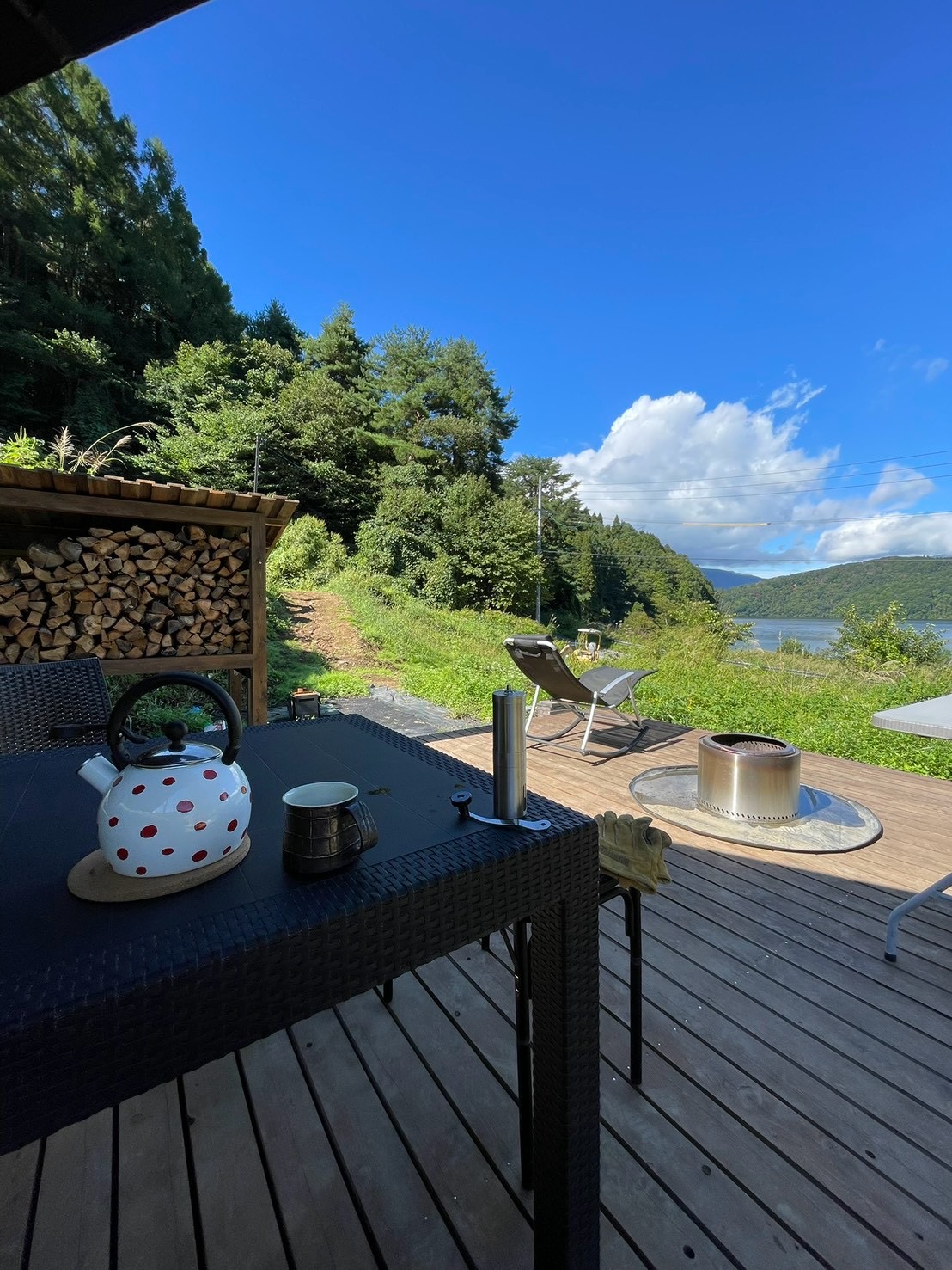 森と湖のそばで、ひと息つく